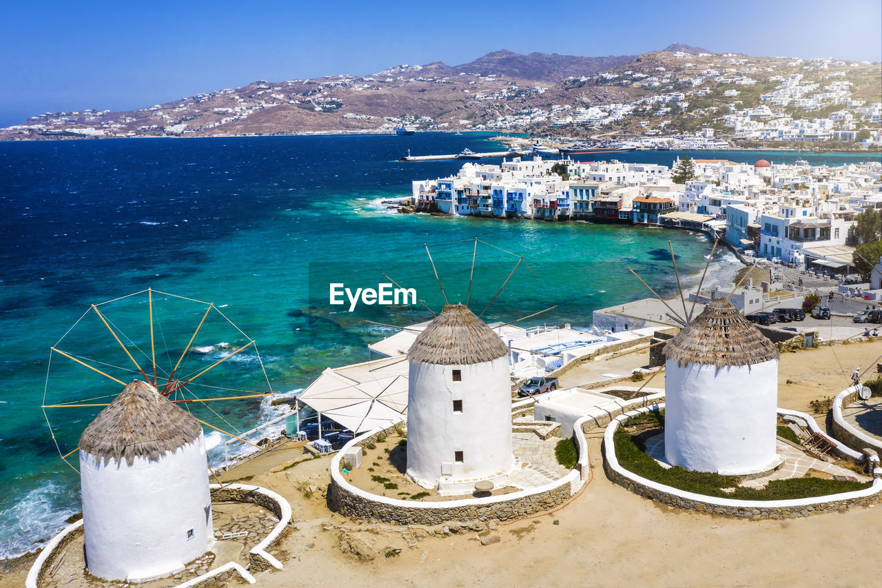 HIGH ANGLE VIEW OF BUILDINGS IN SEA