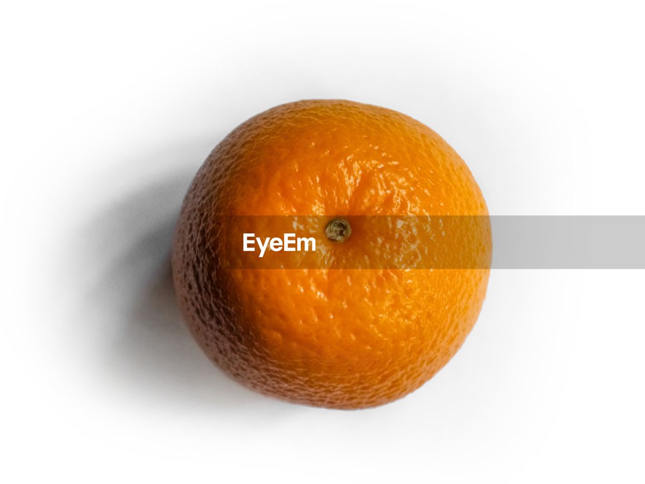 HIGH ANGLE VIEW OF ORANGE FRUIT AGAINST WHITE BACKGROUND