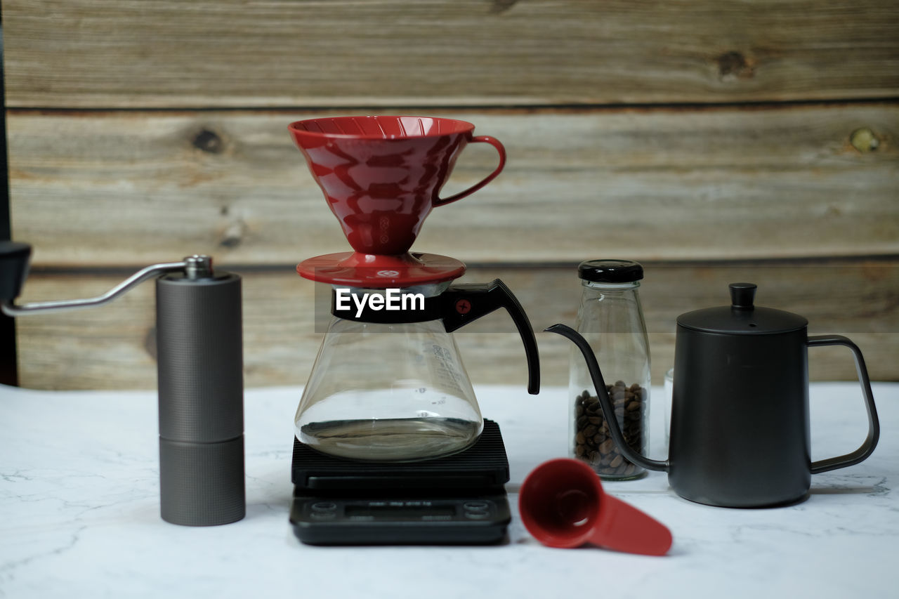 CLOSE-UP OF RED WINE ON TABLE
