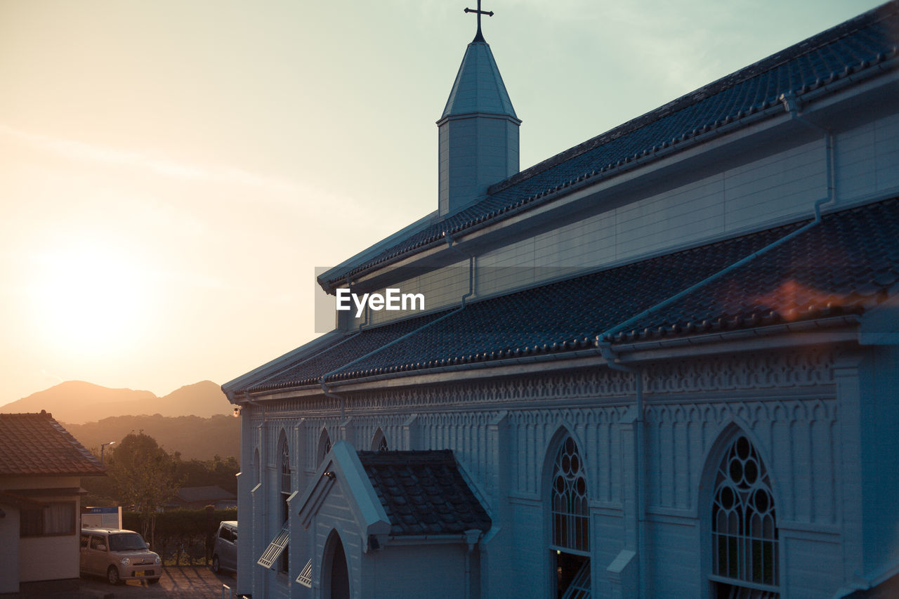 LOW ANGLE VIEW OF BUILDINGS AGAINST SKY AT SUNSET