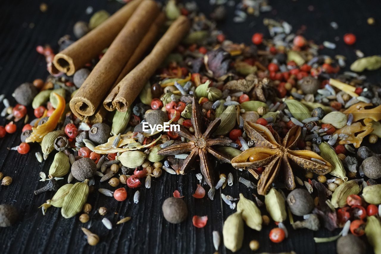 CLOSE-UP OF VEGETABLES ON TABLE