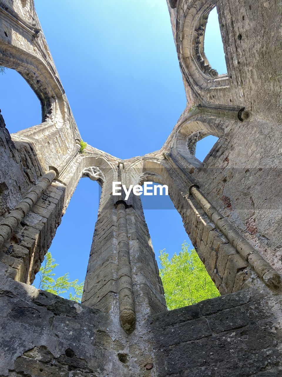 LOW ANGLE VIEW OF OLD RUINS AGAINST SKY