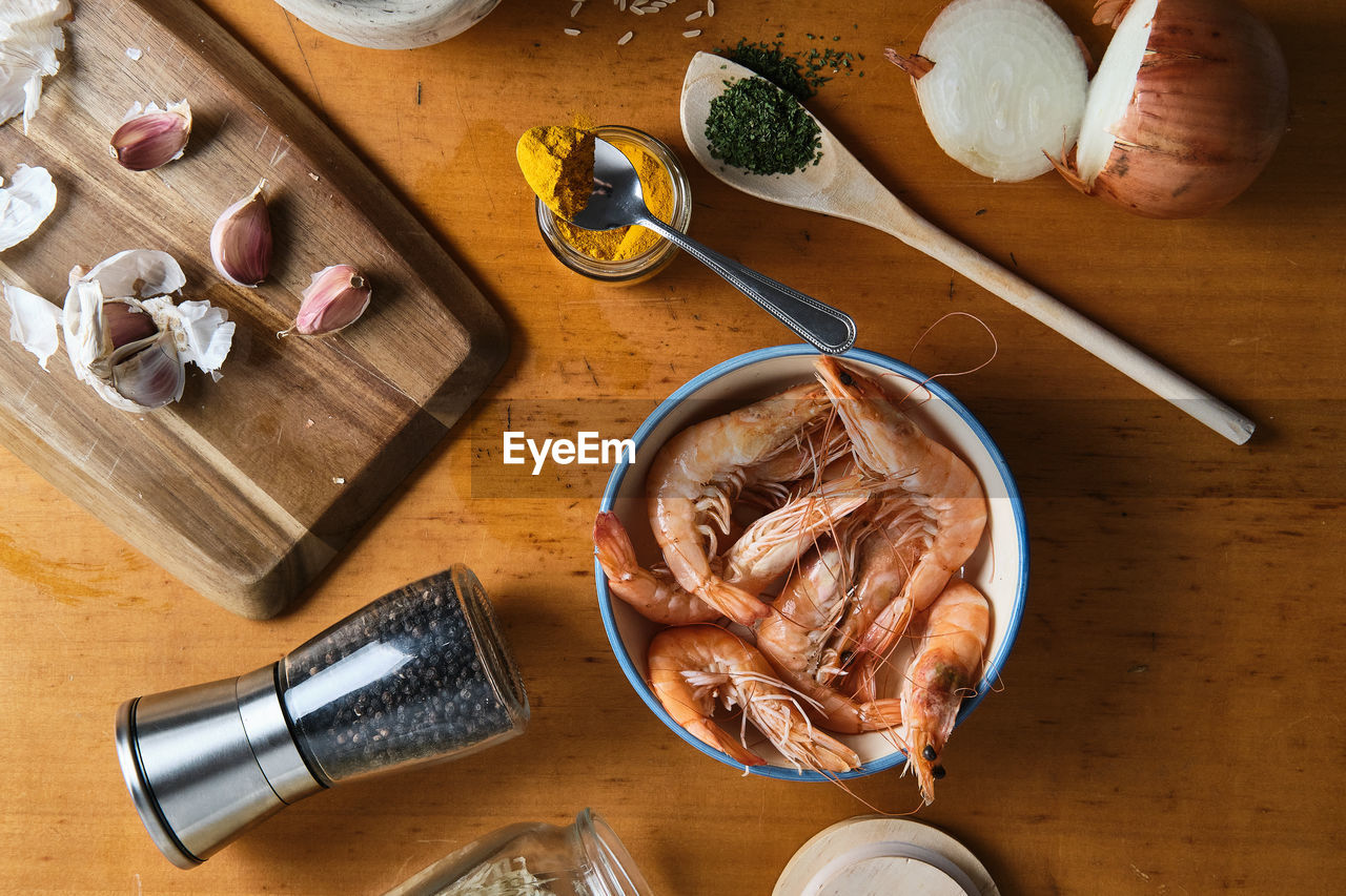 Ingredients needed to prepare a spanish paella