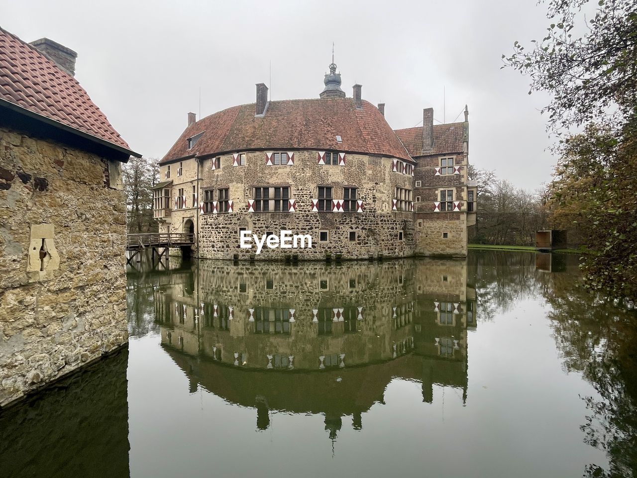 architecture, water, château, built structure, reflection, building exterior, moat, building, castle, water castle, history, nature, the past, waterway, travel destinations, sky, lake, estate, house, city, travel, tourism, no people, outdoors, residential district, tree, mansion