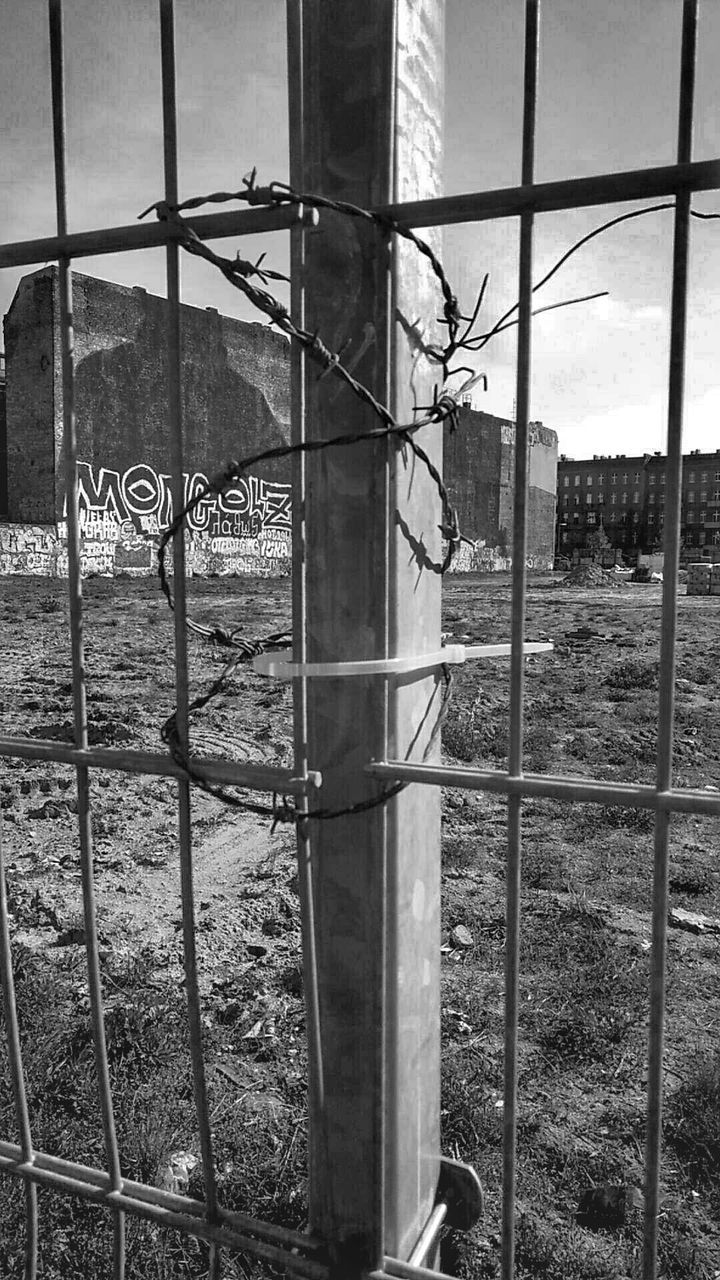 CLOSE-UP OF METAL GATE