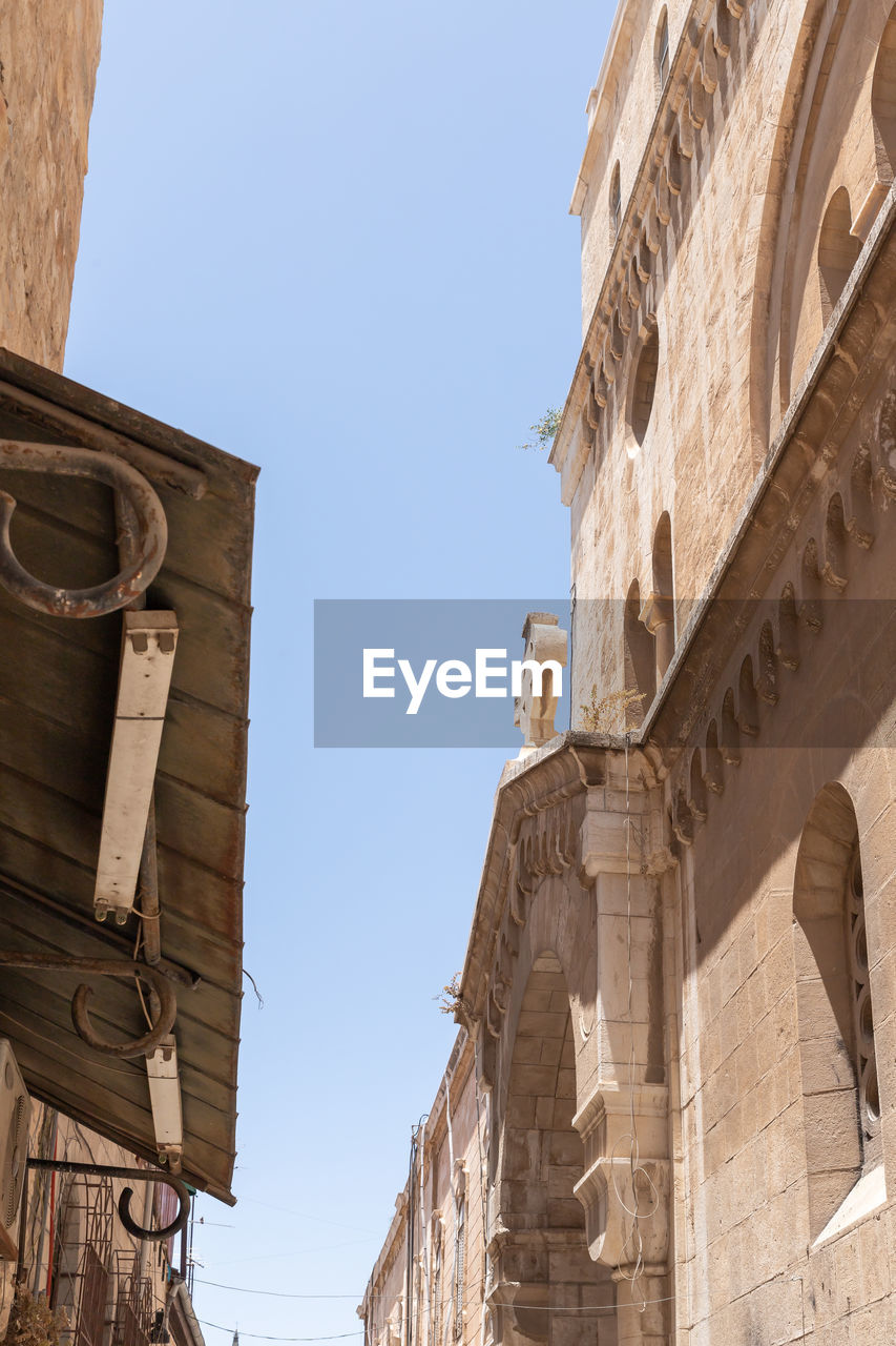 LOW ANGLE VIEW OF BUILDINGS AGAINST CLEAR SKY