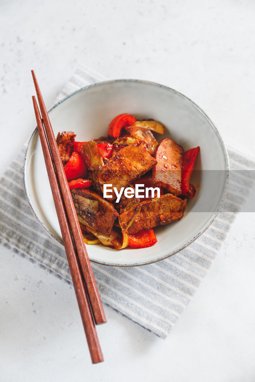 HIGH ANGLE VIEW OF MEAT IN BOWL ON TABLE