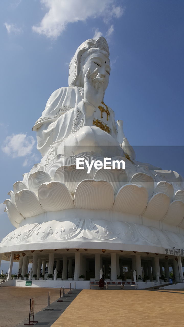 LOW ANGLE VIEW OF ANGEL STATUE AGAINST SKY