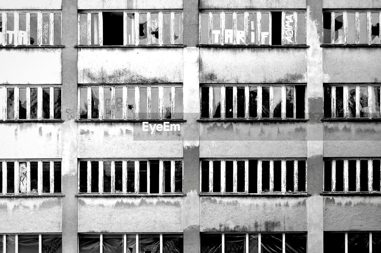FULL FRAME SHOT OF RESIDENTIAL BUILDINGS