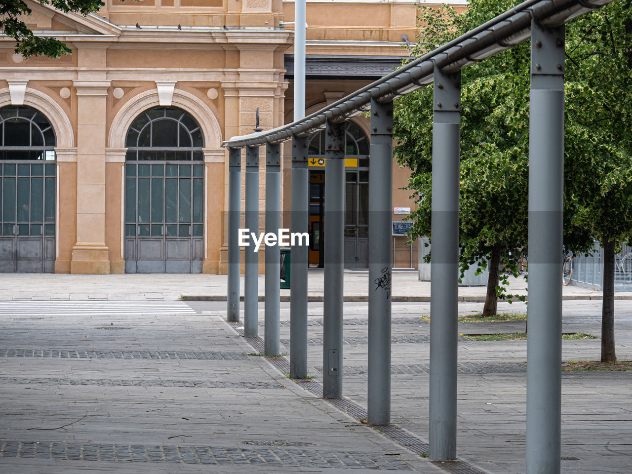 Metal structure formed by columns in line with channel that joins them.