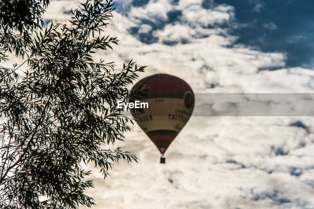 LOW ANGLE VIEW OF HOT AIR BALLOON FLYING AGAINST SKY