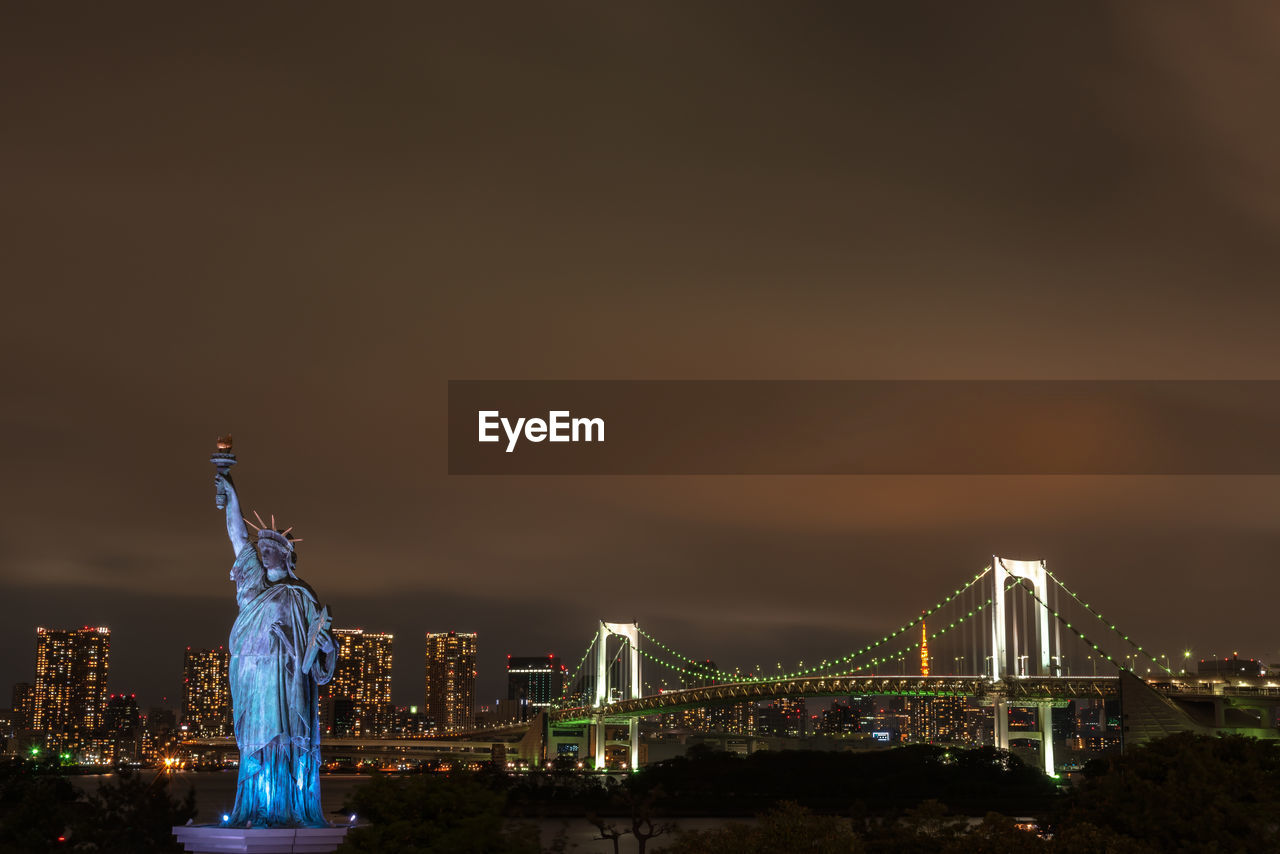 Night view of odaiba, tokyo tower and rainbow bridge in tokyo, japan. statue of liberty in odaiba