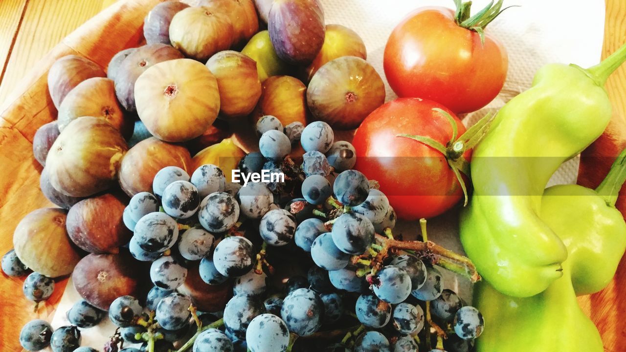 CLOSE-UP OF FRUITS