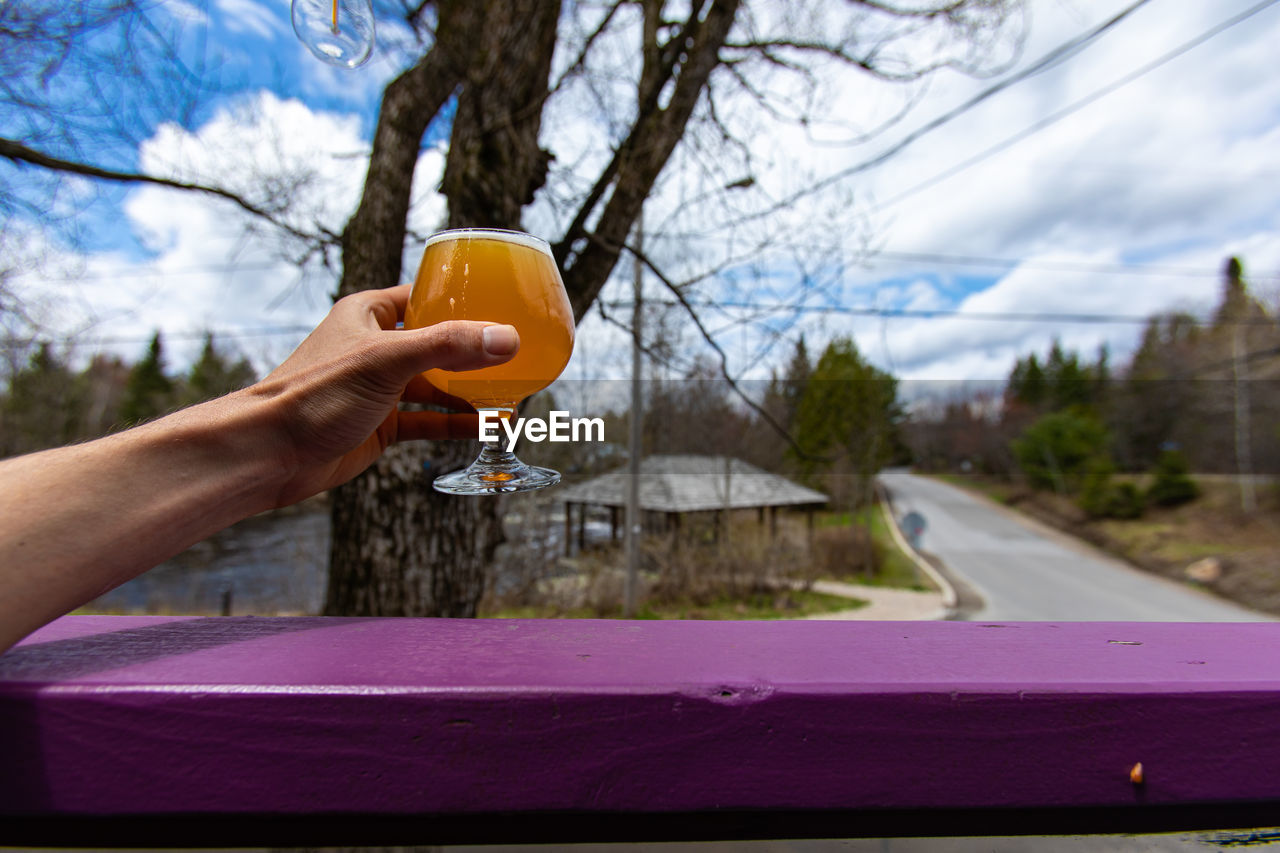 CROPPED IMAGE OF MAN HOLDING GLASS OF CAR