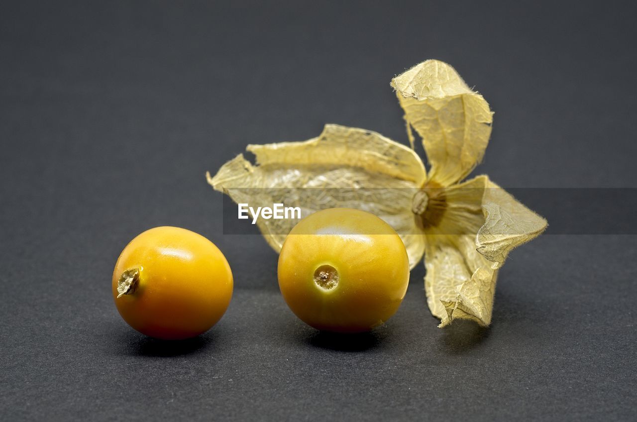 CLOSE-UP OF FRUIT ON TABLE