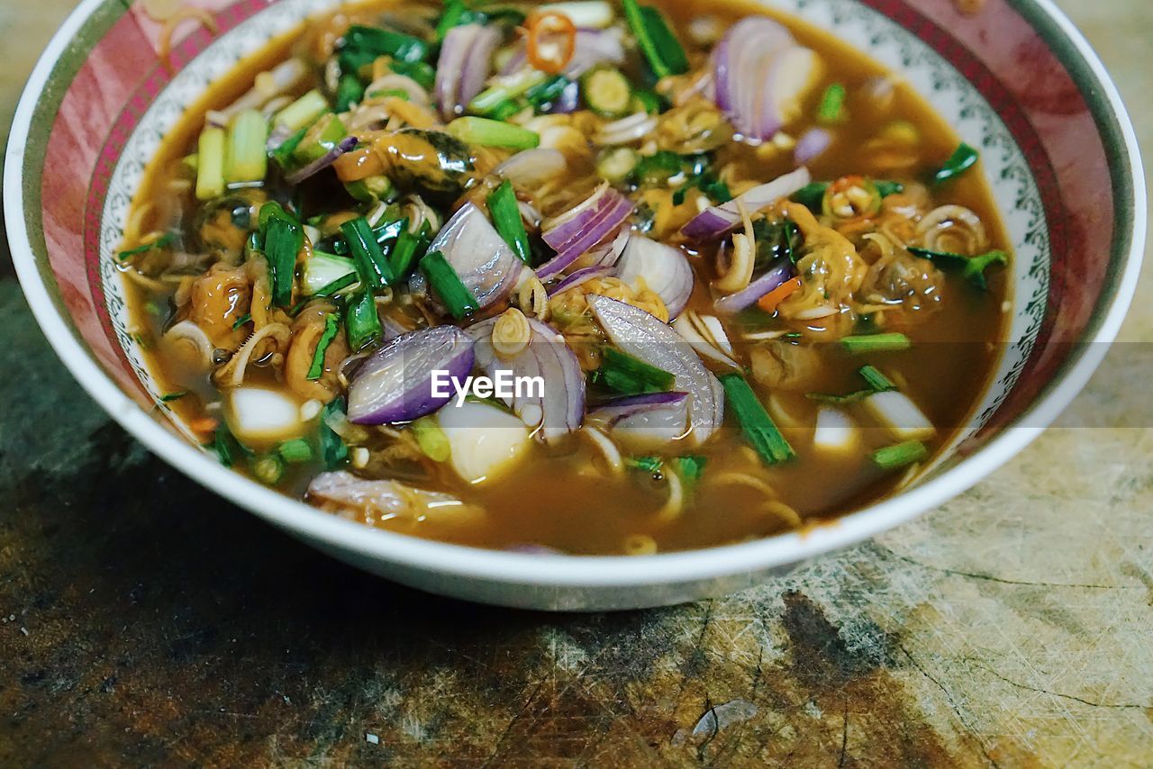 HIGH ANGLE VIEW OF SOUP IN BOWL