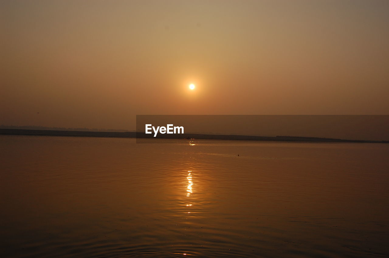 SCENIC VIEW OF SEA AGAINST SUNSET SKY