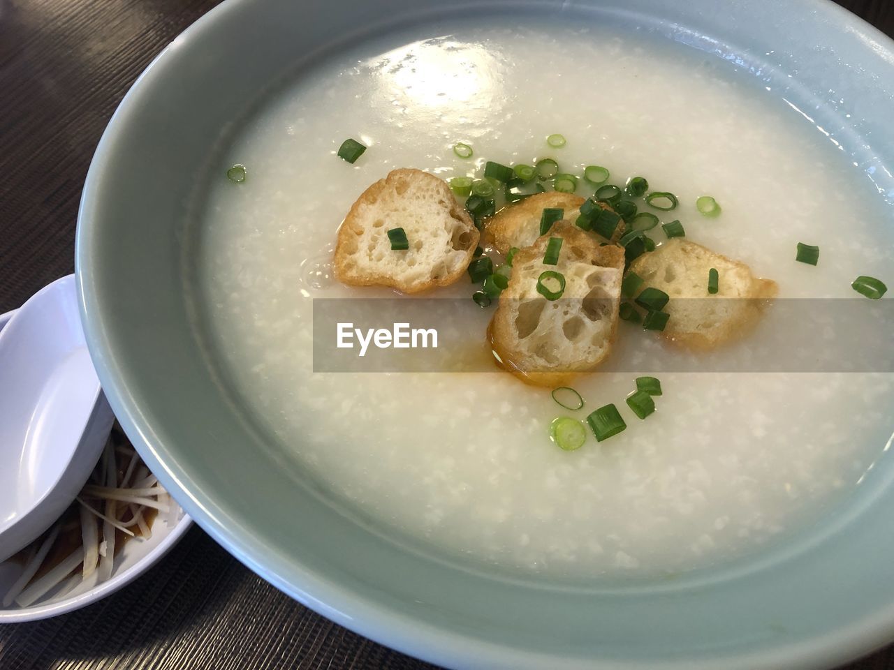 HIGH ANGLE VIEW OF FOOD IN PLATE
