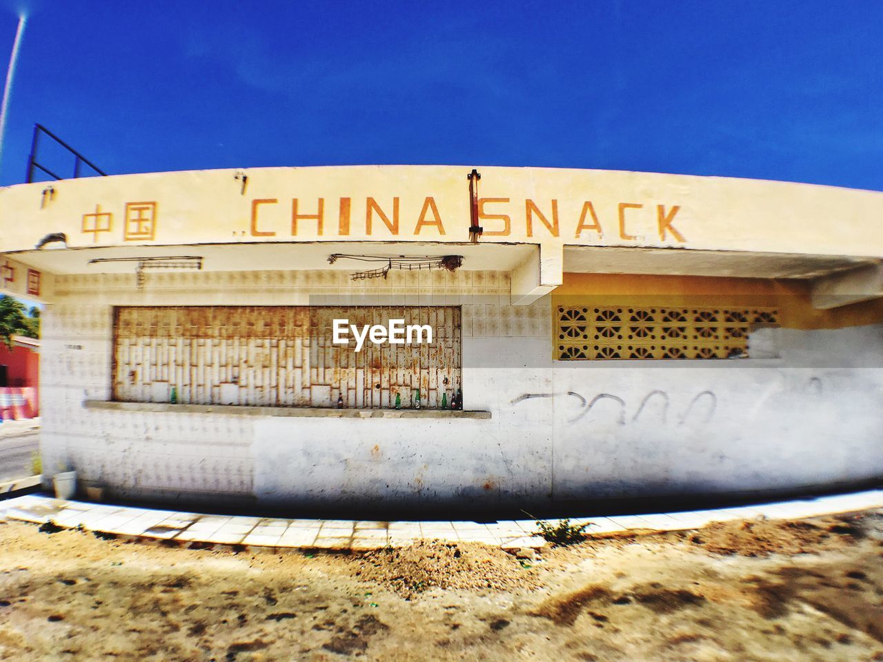 LOW ANGLE VIEW OF BUILDING AGAINST CLEAR SKY