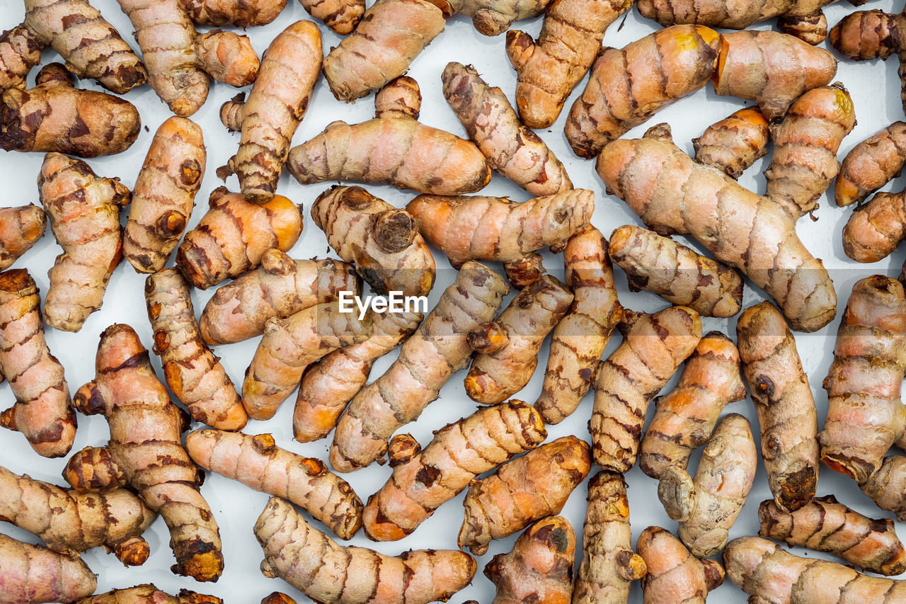 FULL FRAME SHOT OF CARROTS AT MARKET