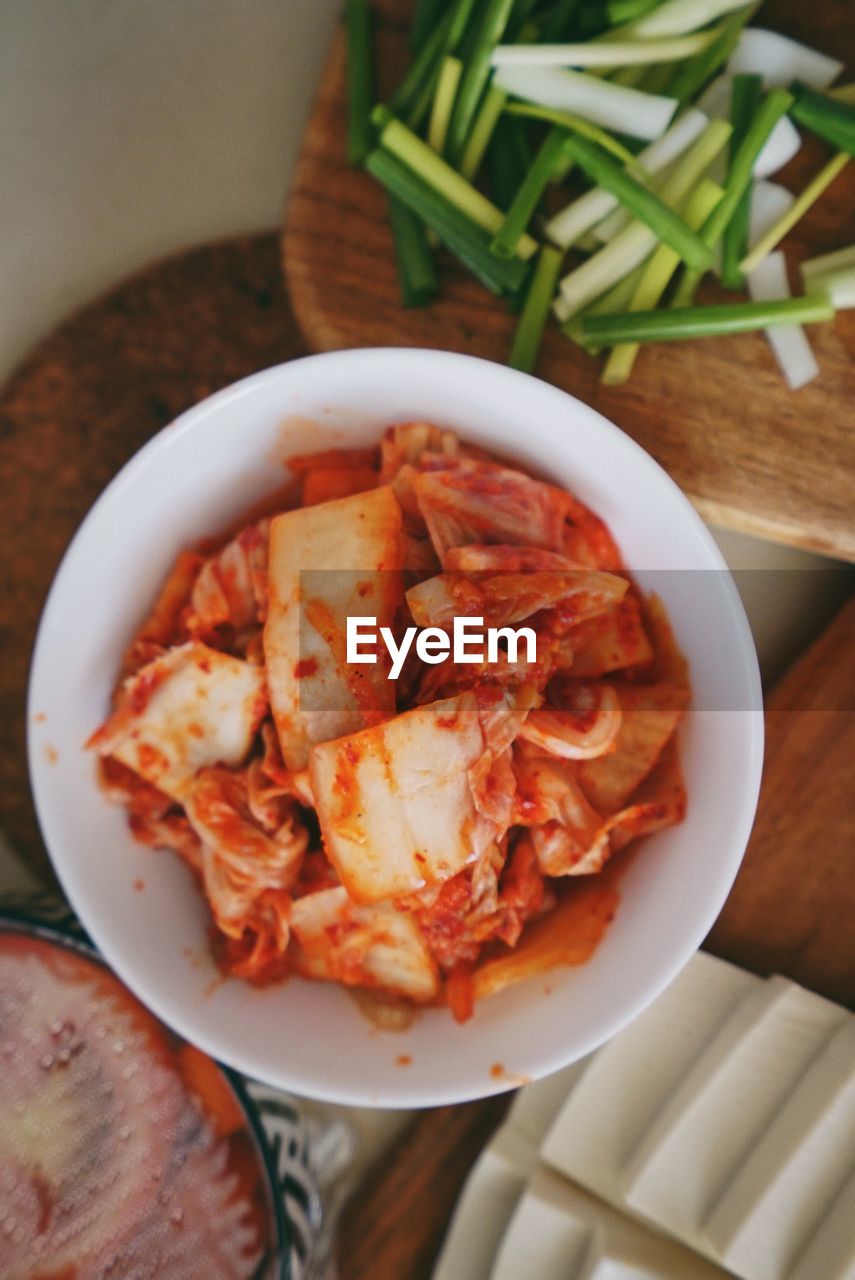 HIGH ANGLE VIEW OF MEAL SERVED IN BOWL