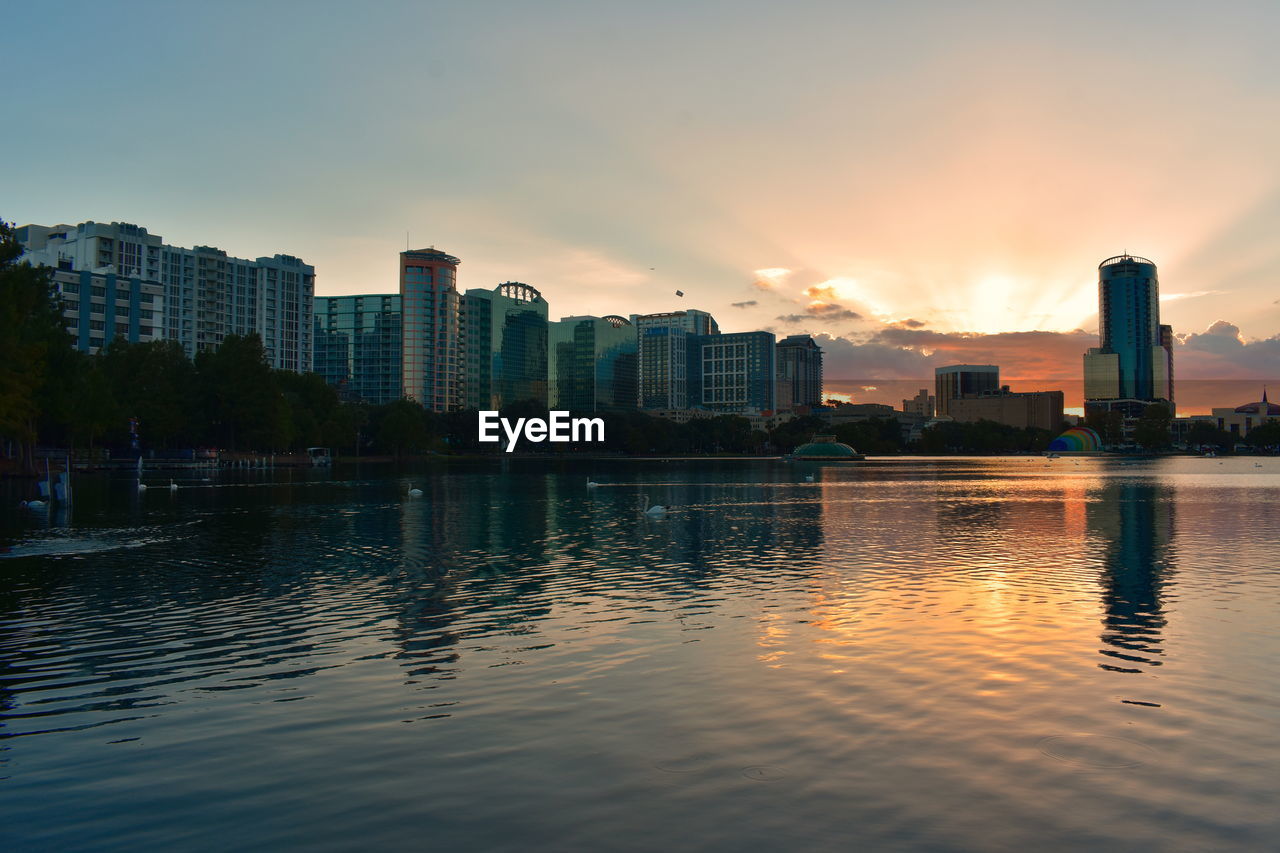 SCENIC VIEW OF RIVER BY BUILDINGS AGAINST SKY