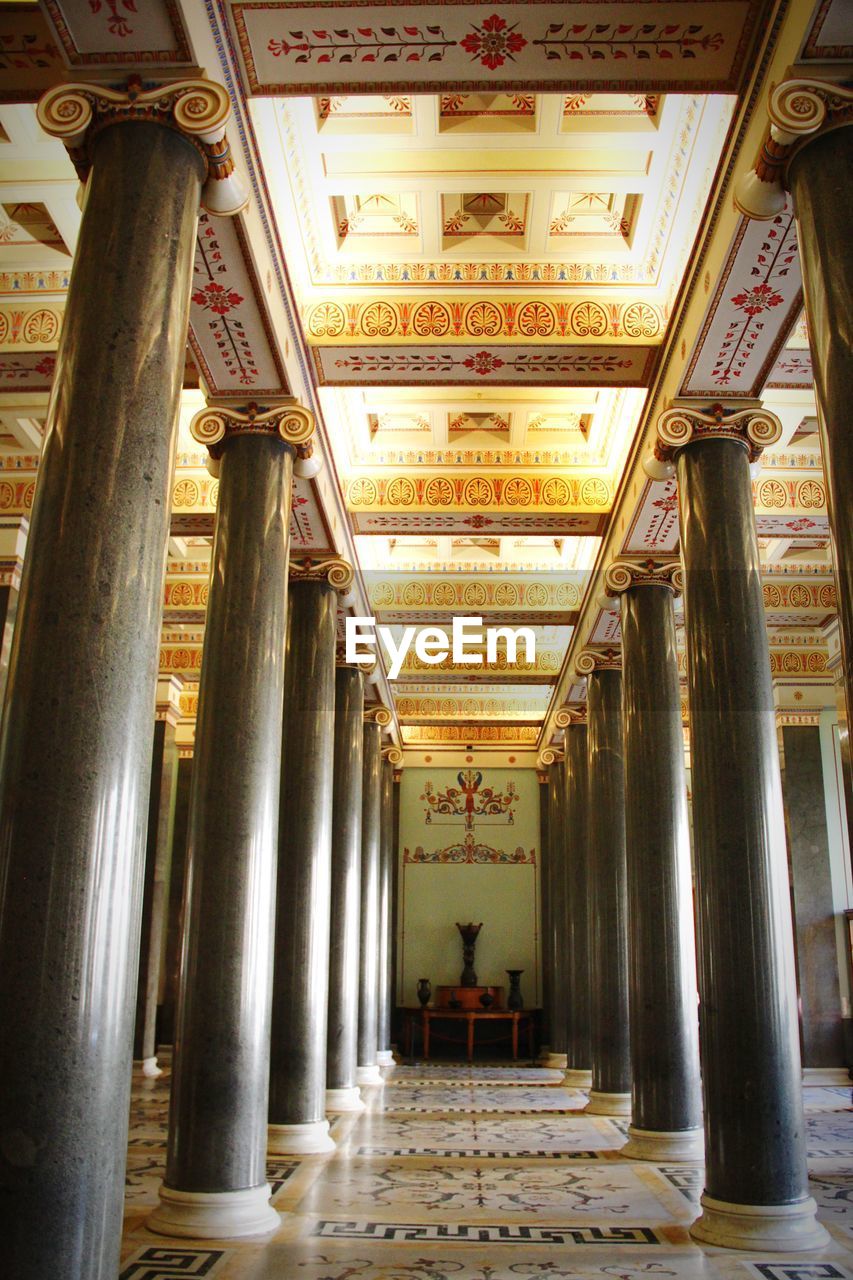 FULL FRAME SHOT OF CORRIDOR IN A BUILDING