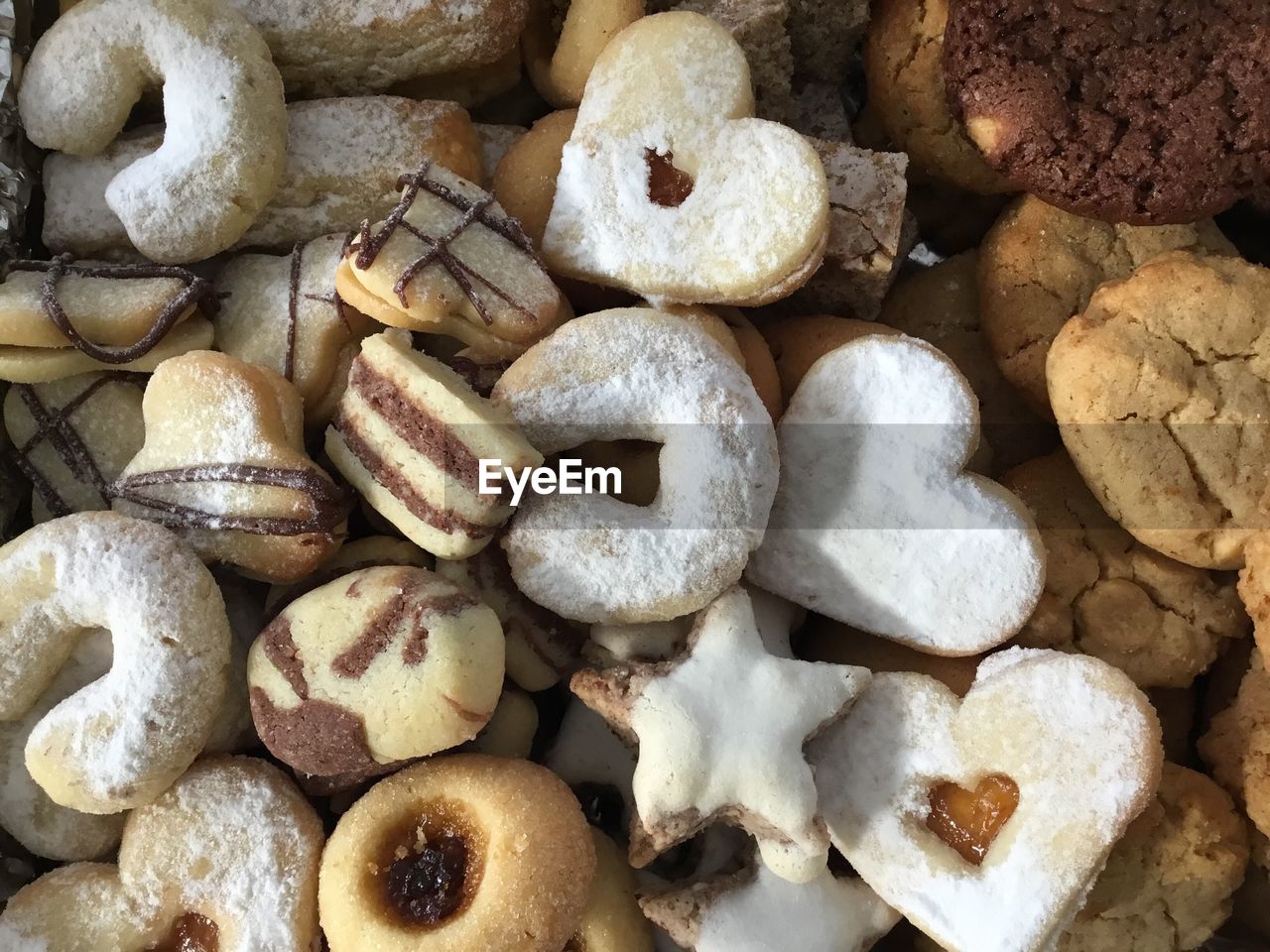 HIGH ANGLE VIEW OF COOKIES IN PLATE