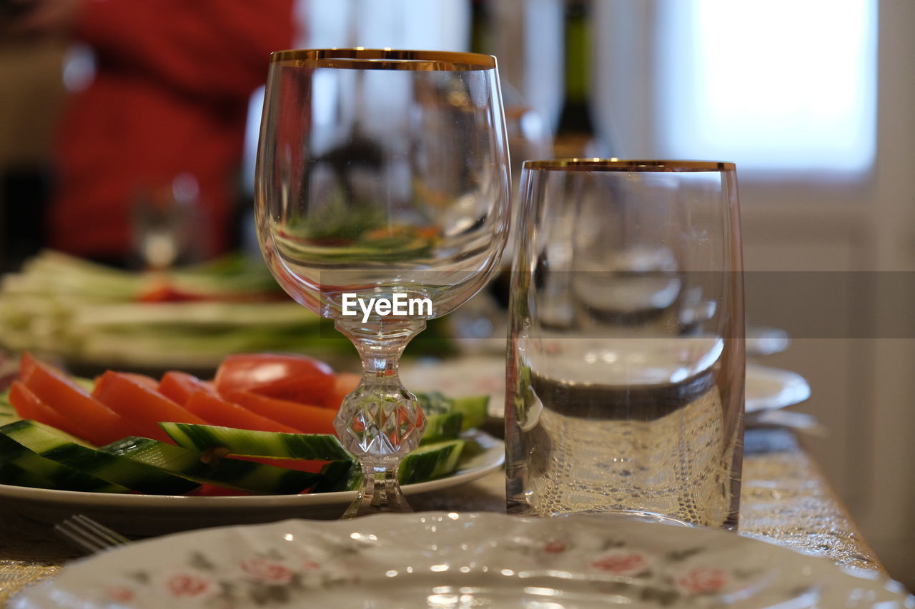 CLOSE-UP OF WINE GLASS ON TABLE