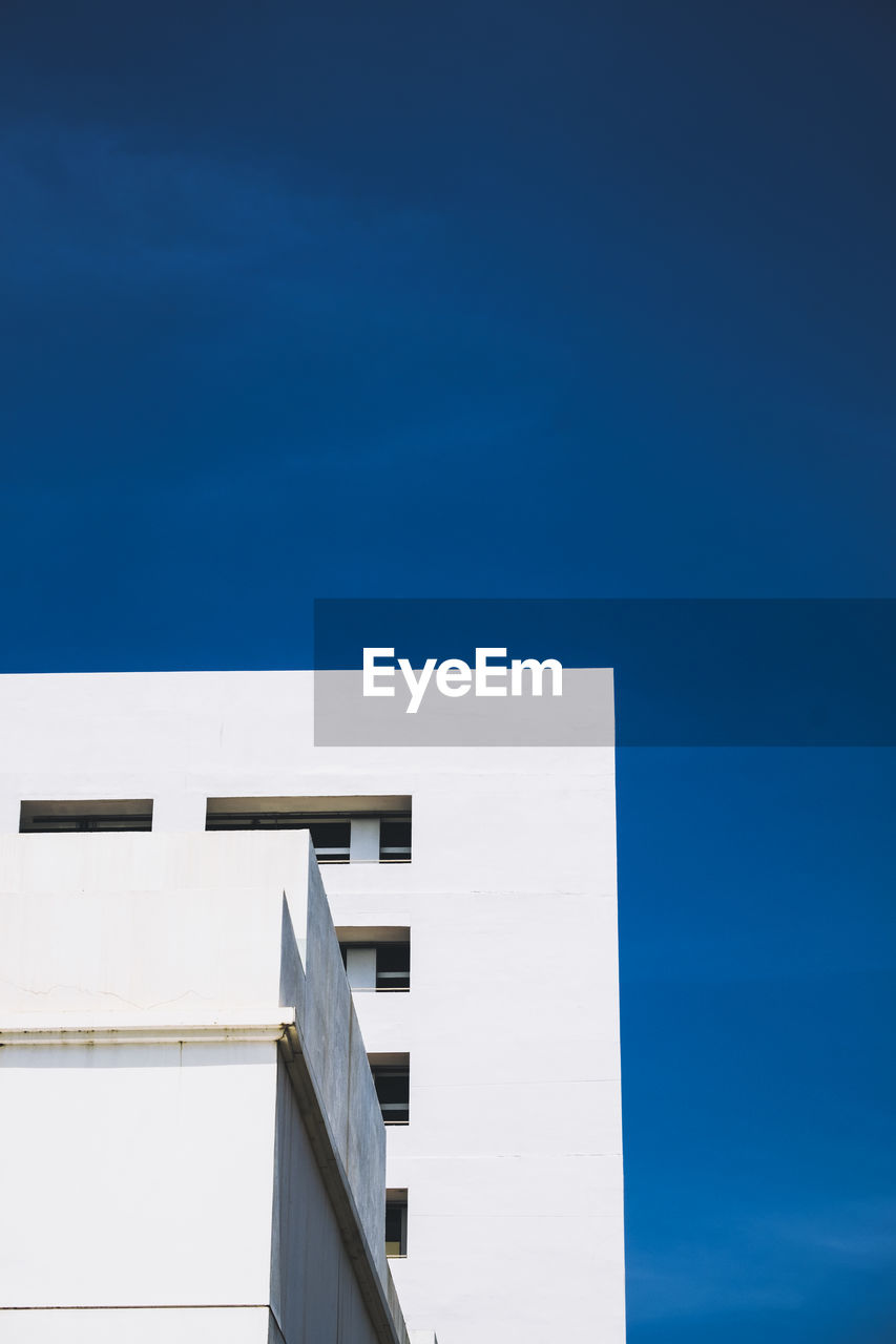 LOW ANGLE VIEW OF BUILDING AGAINST CLEAR SKY