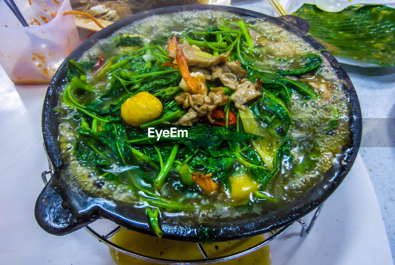 HIGH ANGLE VIEW OF VEGETABLES IN BOWL