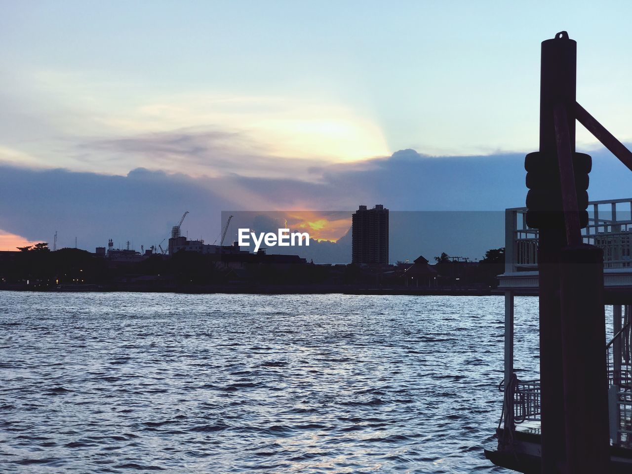 PANORAMIC VIEW OF SEA AGAINST SKY DURING SUNSET