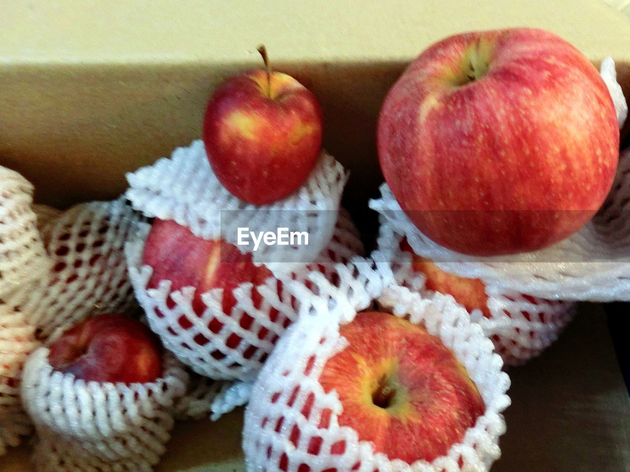 CLOSE-UP OF APPLES