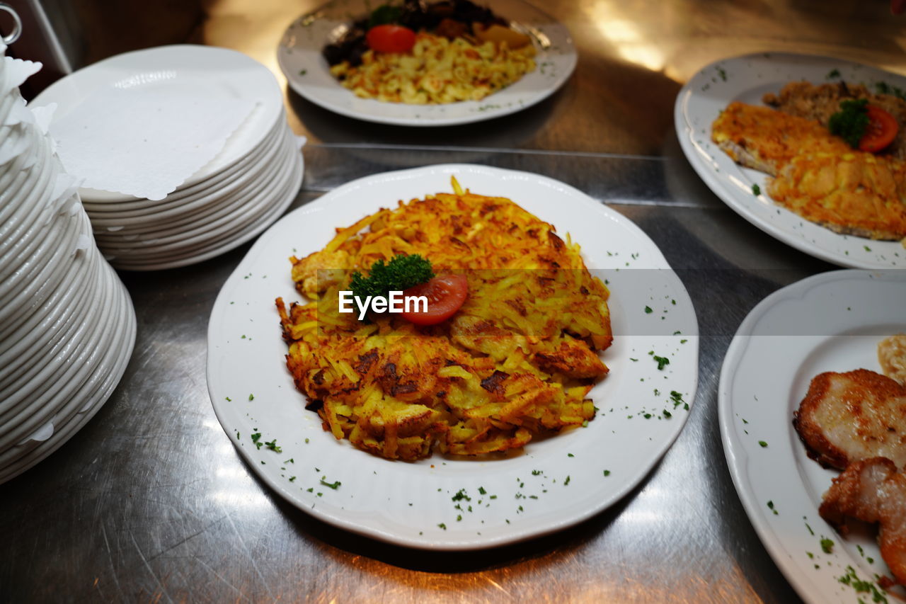 HIGH ANGLE VIEW OF FOOD IN PLATE