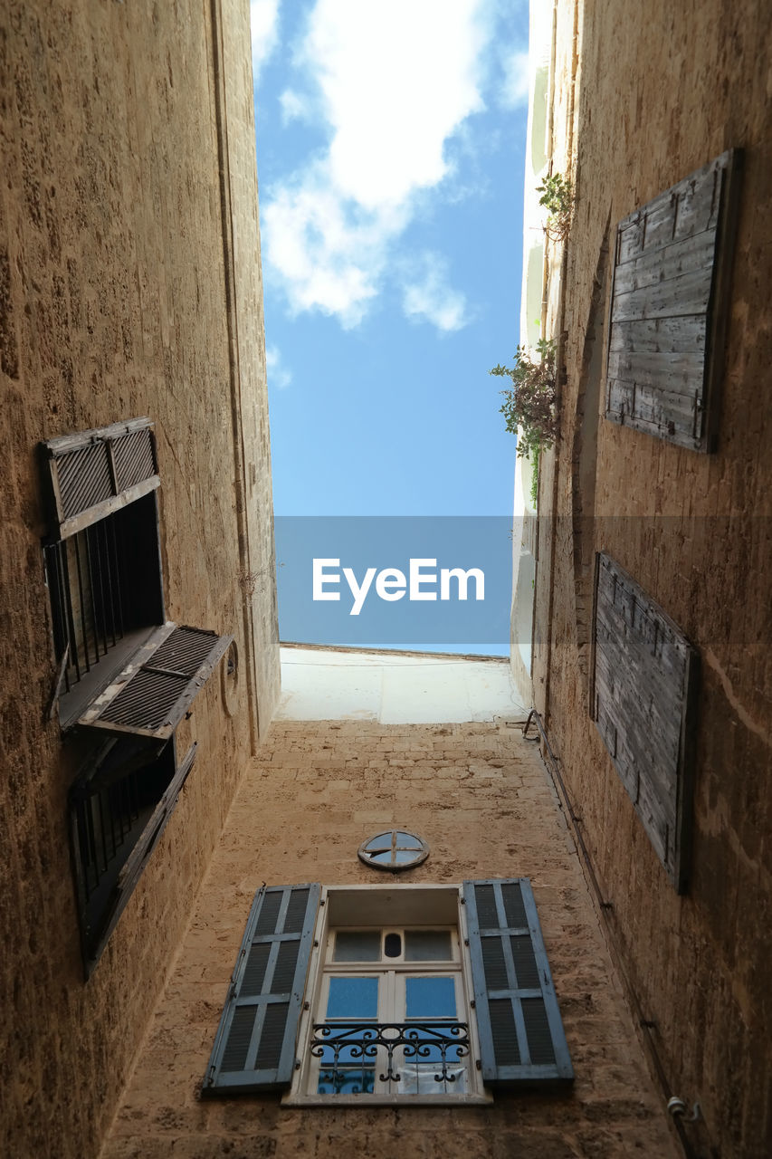 LOW ANGLE VIEW OF BUILDINGS AGAINST SKY