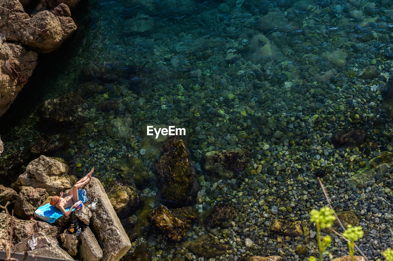 HIGH ANGLE VIEW OF SWIMMING UNDERWATER