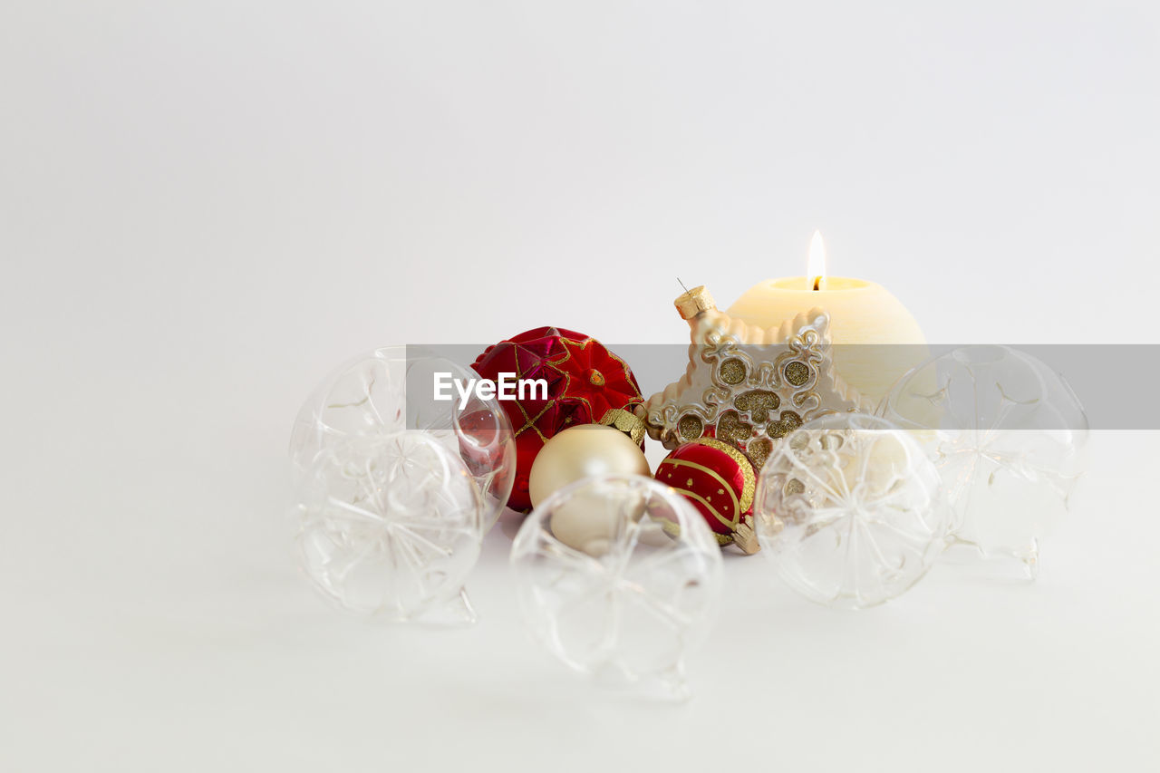 HIGH ANGLE VIEW OF FLOWER BOUQUET ON WHITE BACKGROUND