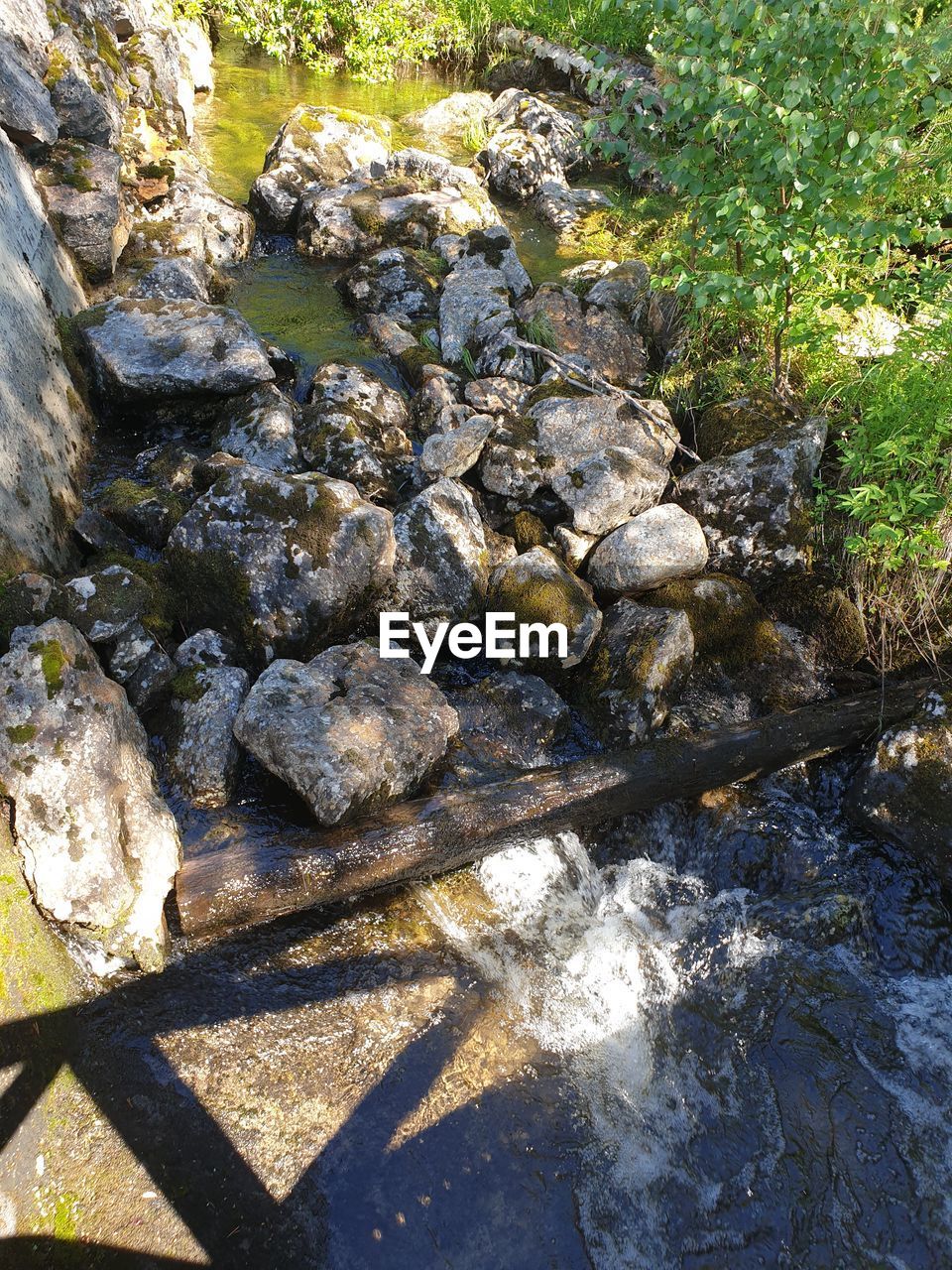 HIGH ANGLE VIEW OF STONES ON FIELD