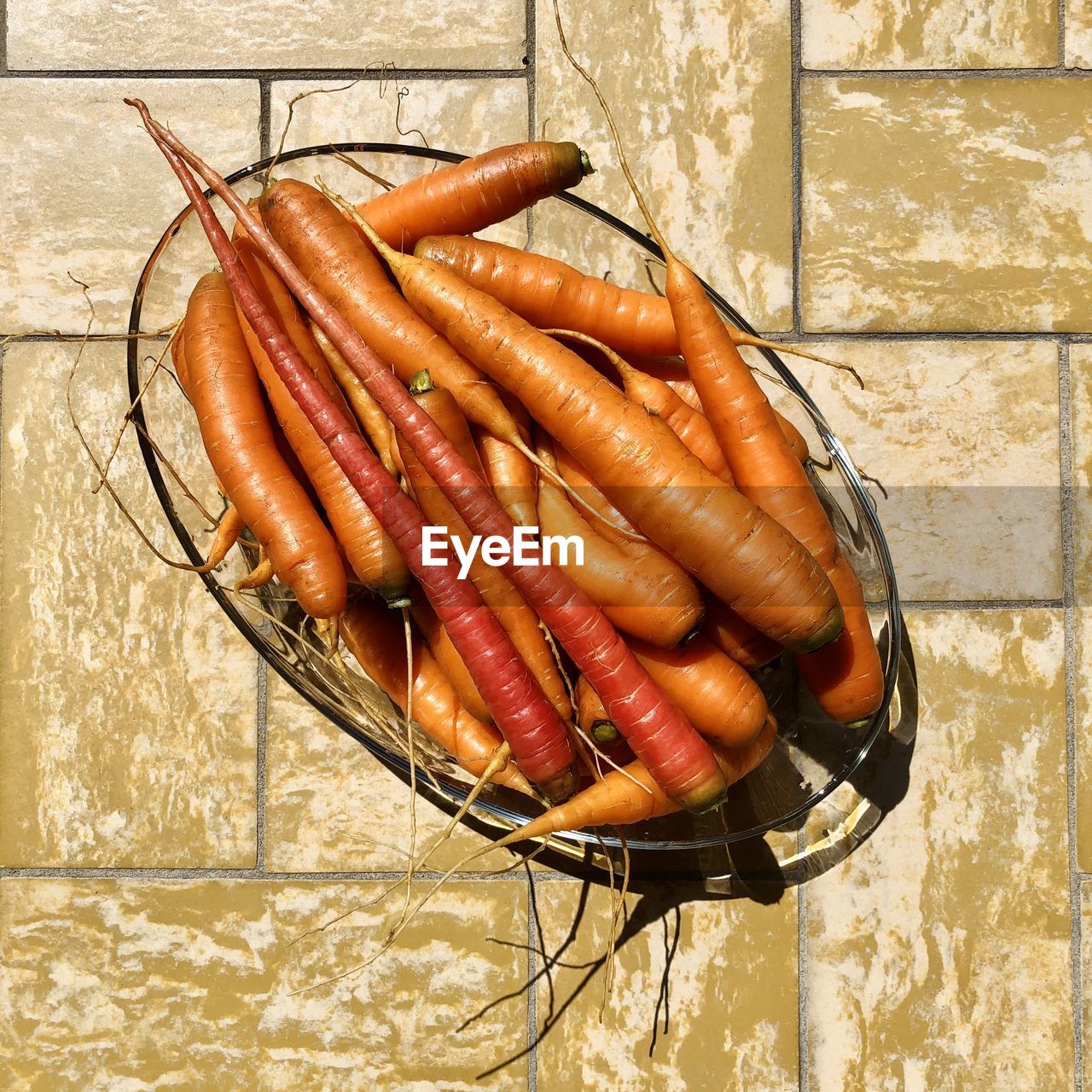 HIGH ANGLE VIEW OF CARROTS ON TABLE