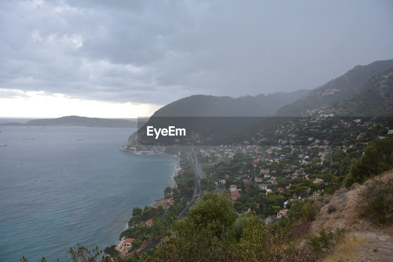 SCENIC VIEW OF SEA AND MOUNTAIN AGAINST SKY