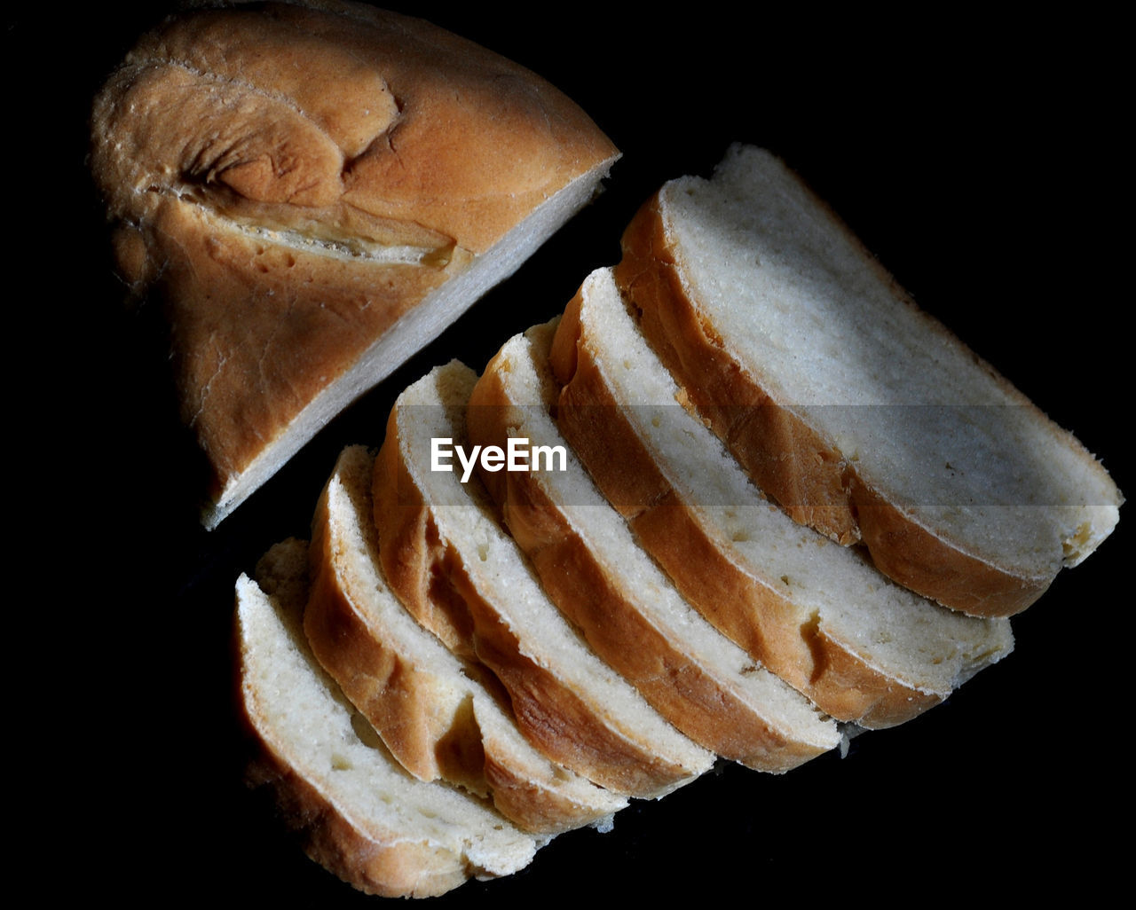 CLOSE-UP OF BREAD IN PLATE