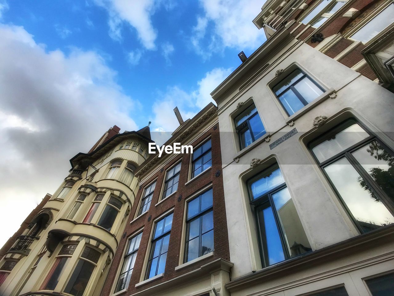 LOW ANGLE VIEW OF RESIDENTIAL BUILDING AGAINST SKY