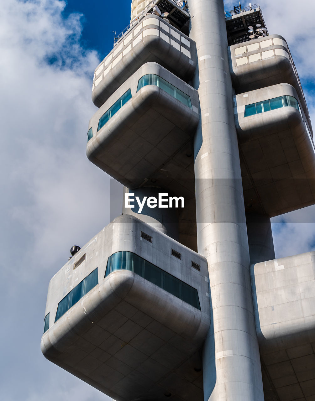 LOW ANGLE VIEW OF BUILDING AGAINST CLOUDY SKY