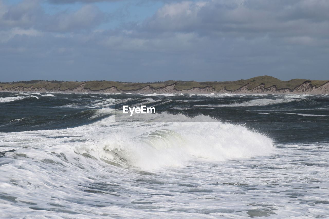 WAVES RUSHING TOWARDS SHORE