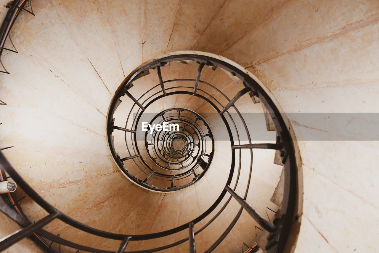 DIRECTLY ABOVE SHOT OF SPIRAL STAIRCASE IN BUILDING