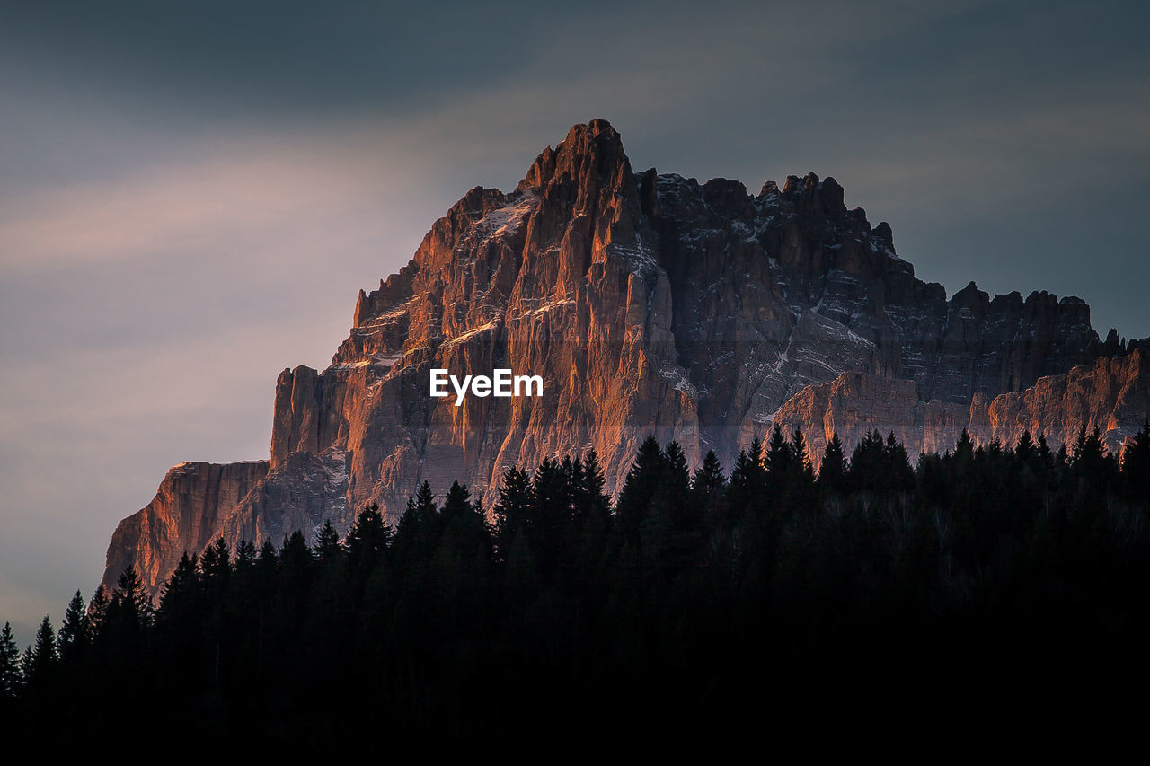 LOW ANGLE VIEW OF ROCK FORMATIONS AGAINST SKY