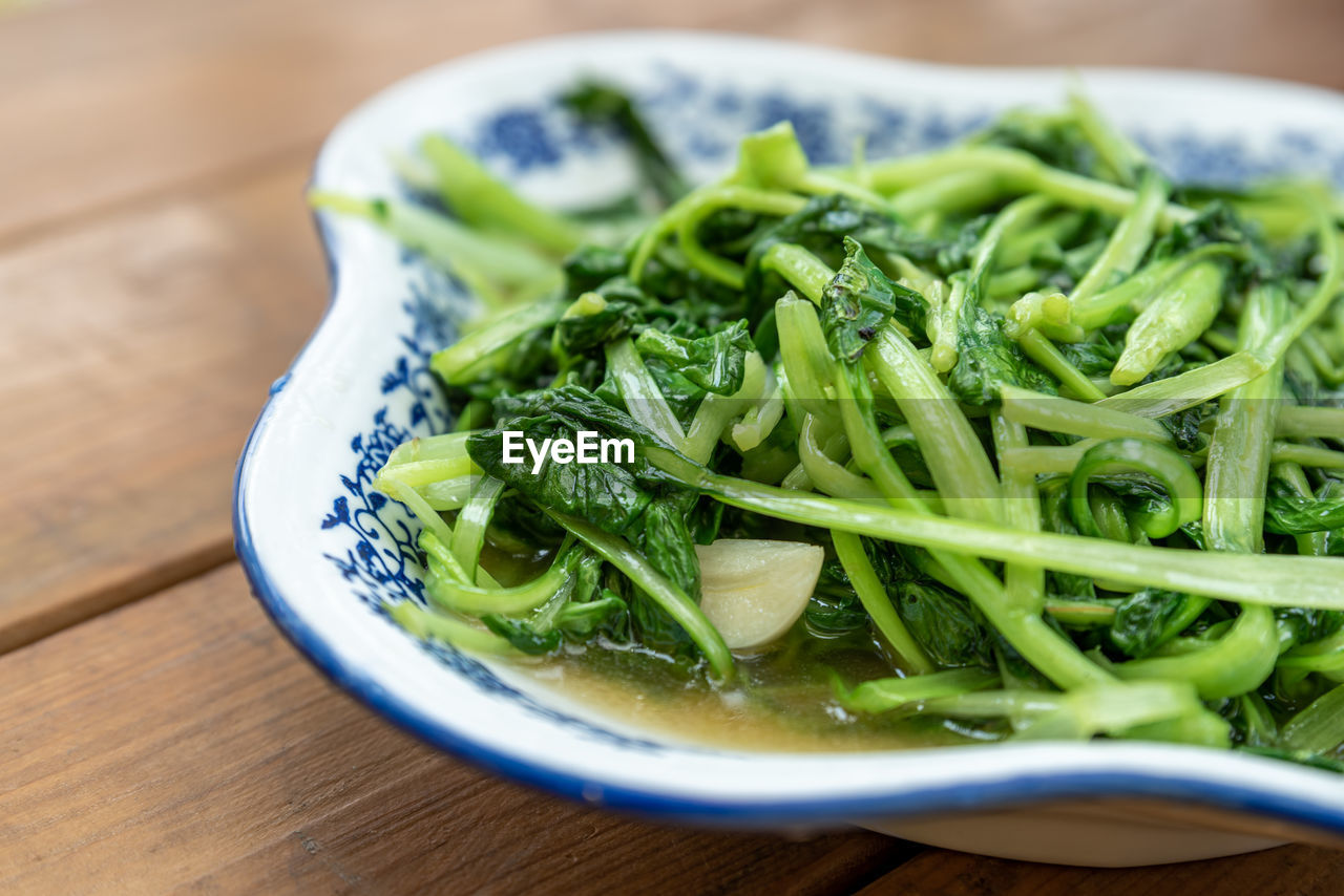 food and drink, food, healthy eating, wellbeing, vegetable, vegetarian food, freshness, dish, produce, indoors, no people, green, plate, leaf vegetable, meal, cuisine, wood, crockery, bowl, studio shot, close-up, spinach, table, salad, italian food, wakame, spice