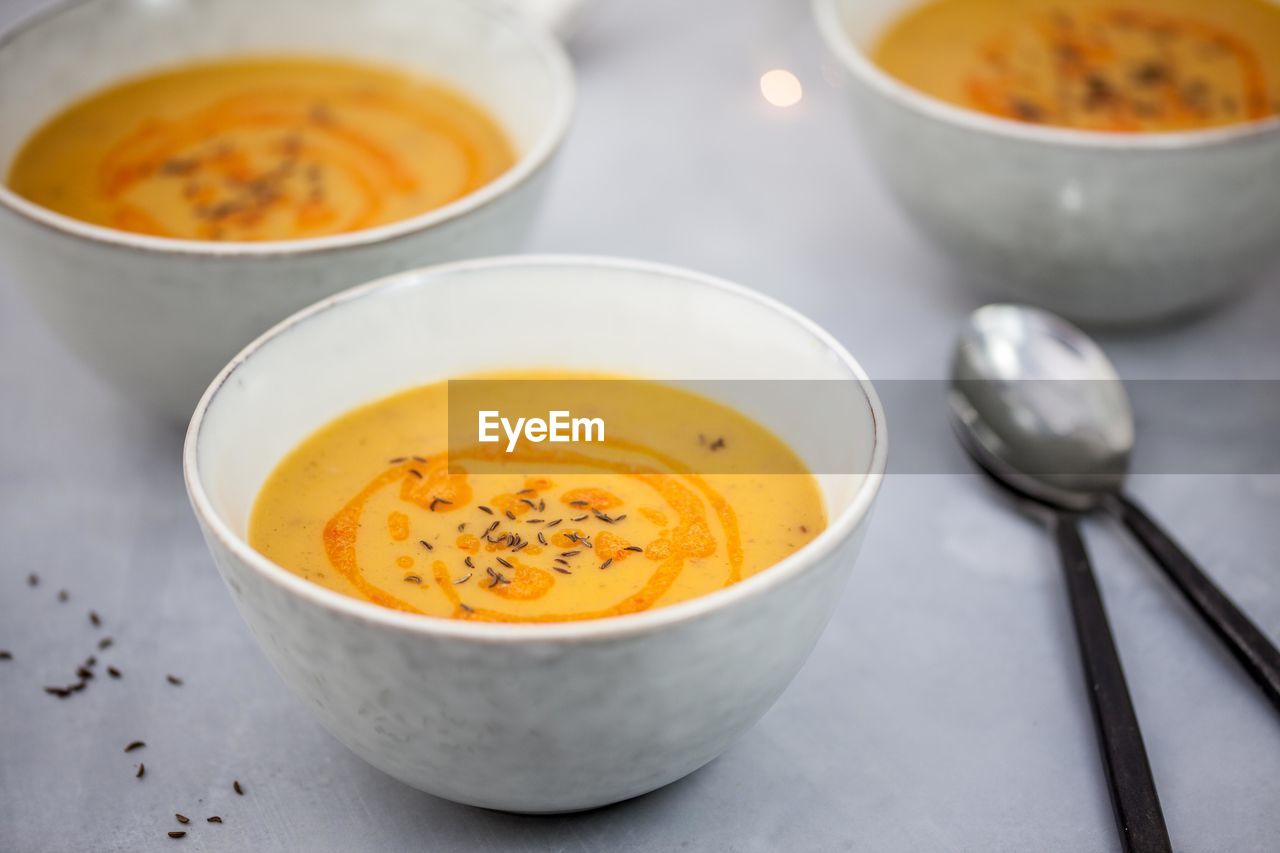 CLOSE-UP HIGH ANGLE VIEW OF SOUP IN BOWL