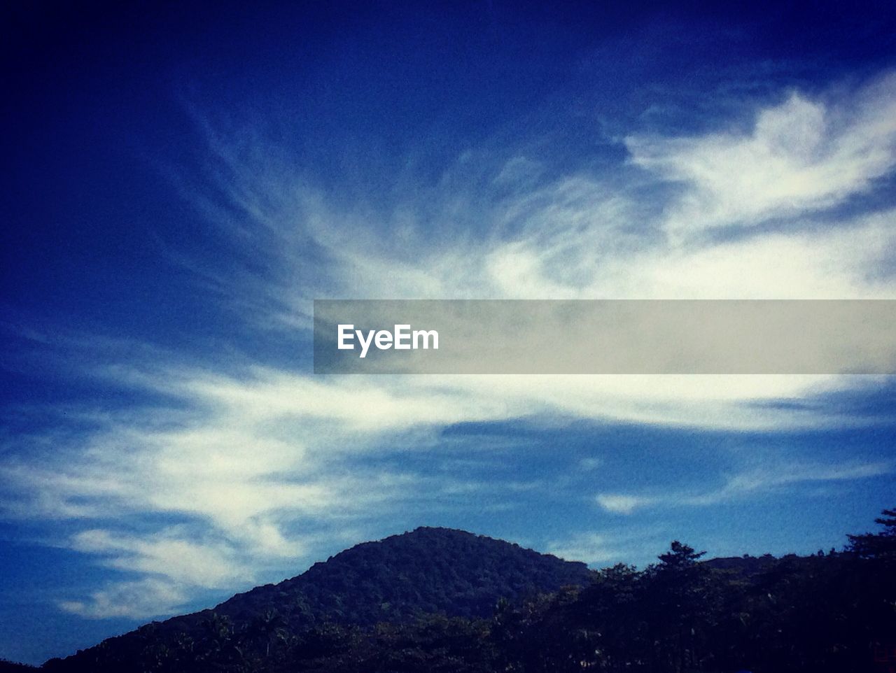 LOW ANGLE VIEW OF MOUNTAINS AGAINST SKY