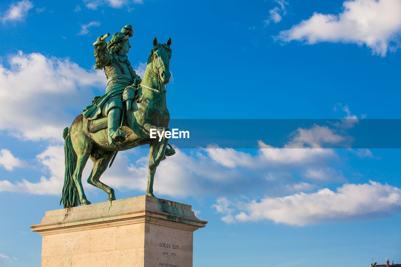 LOW ANGLE VIEW OF SCULPTURE AGAINST SKY